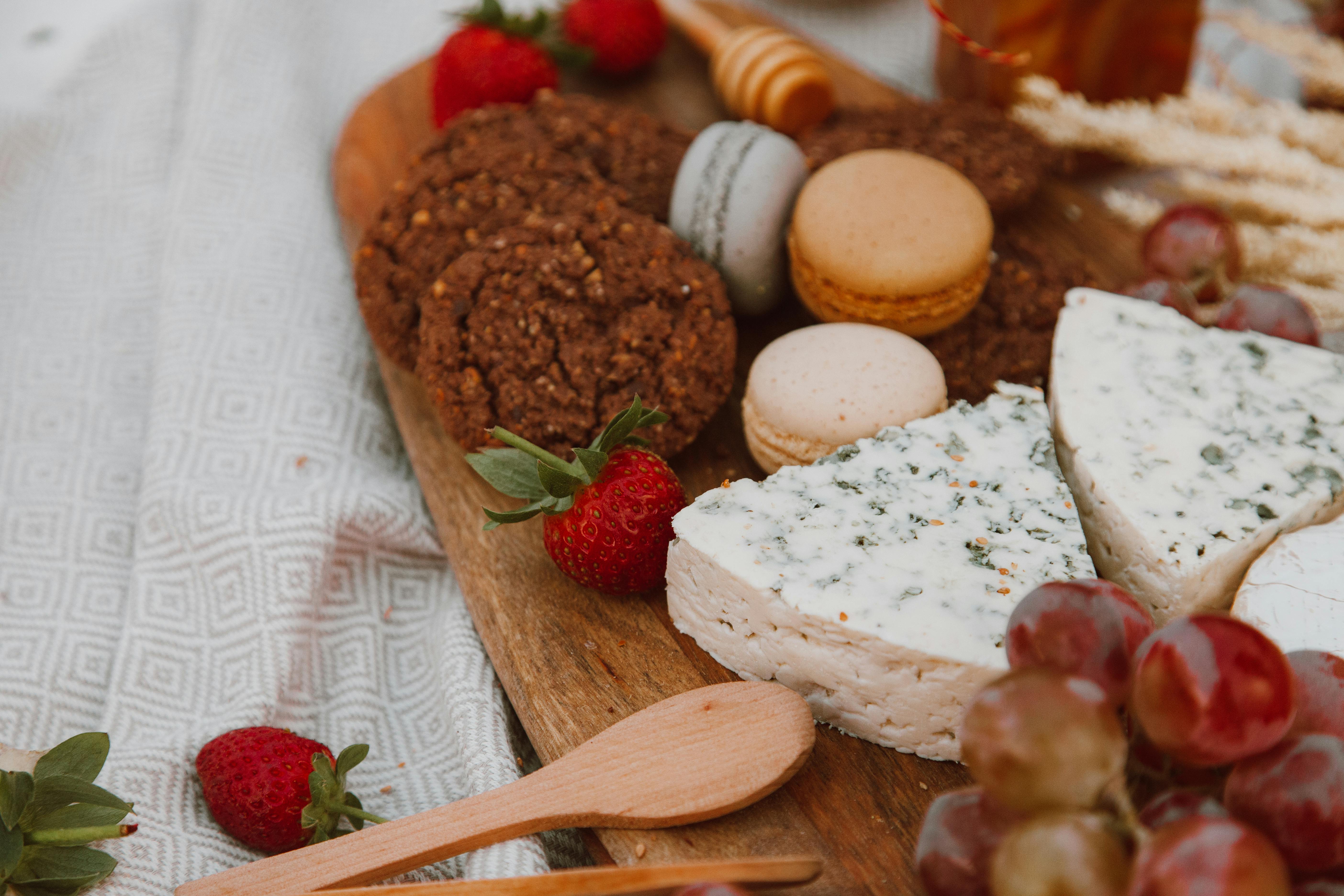 Prepared cheese tray with blue cheese